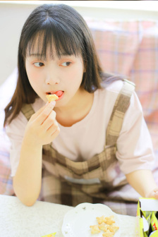 分腿坐挺身前进